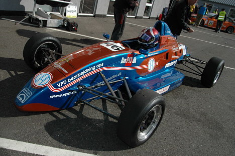 Formel Ford-kørerne - her Mikkel C Johansen - skal dyste i Dansk Metal Formel Ford Festival på Padborg Park.